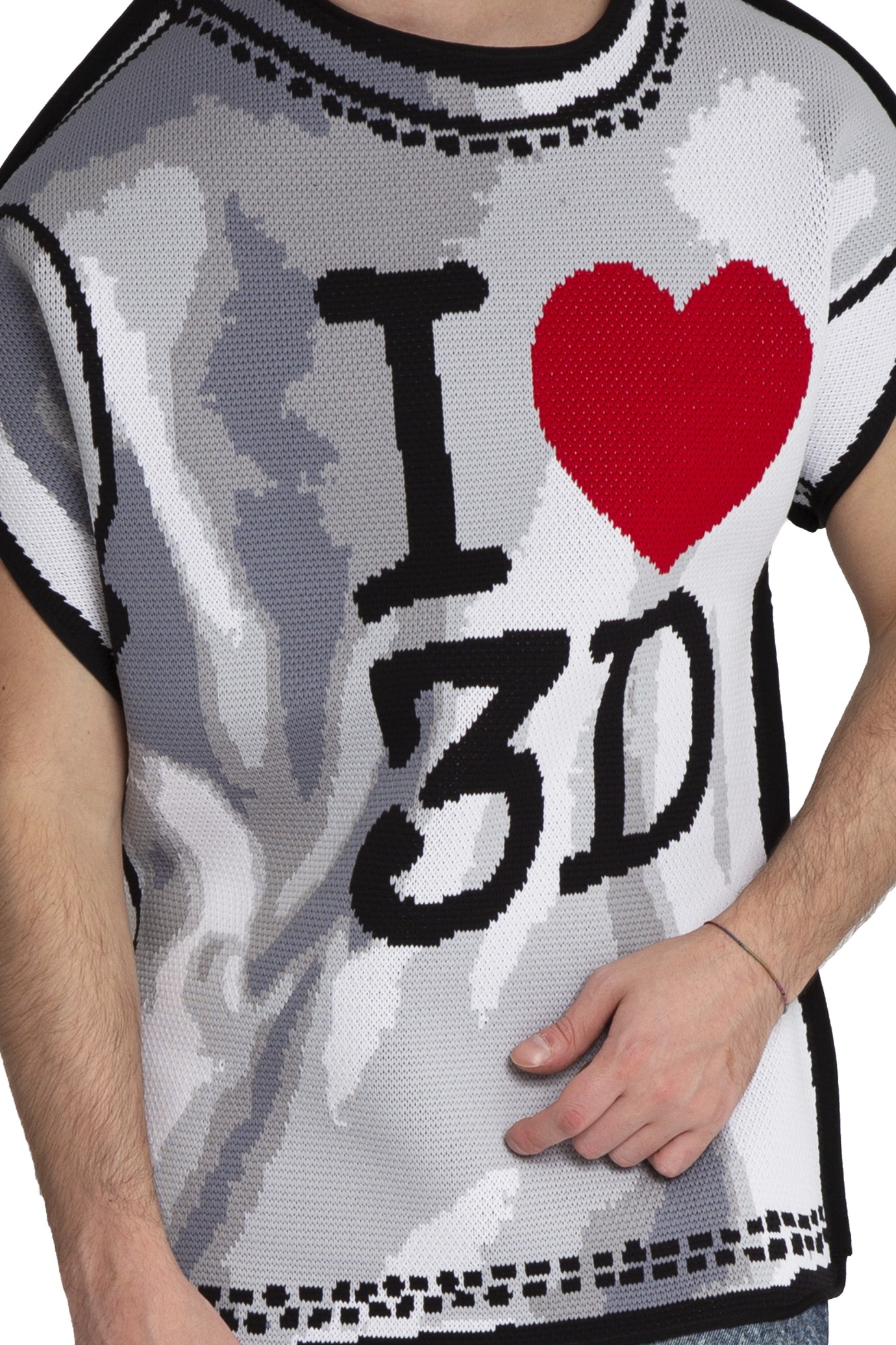 Two Dimensional 3D Knitted Tee